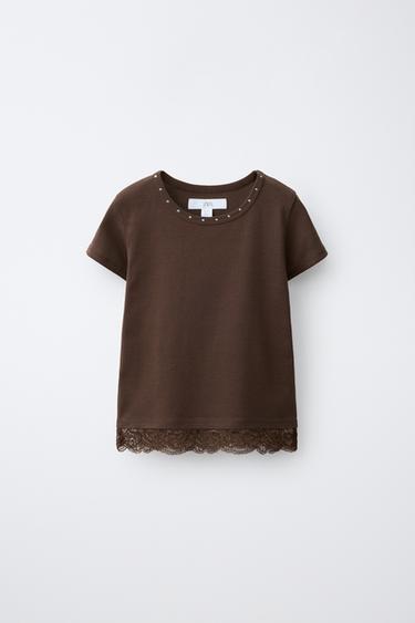 T-SHIRT MIT NIETEN UND SPITZENSAUM - Braun von Zara