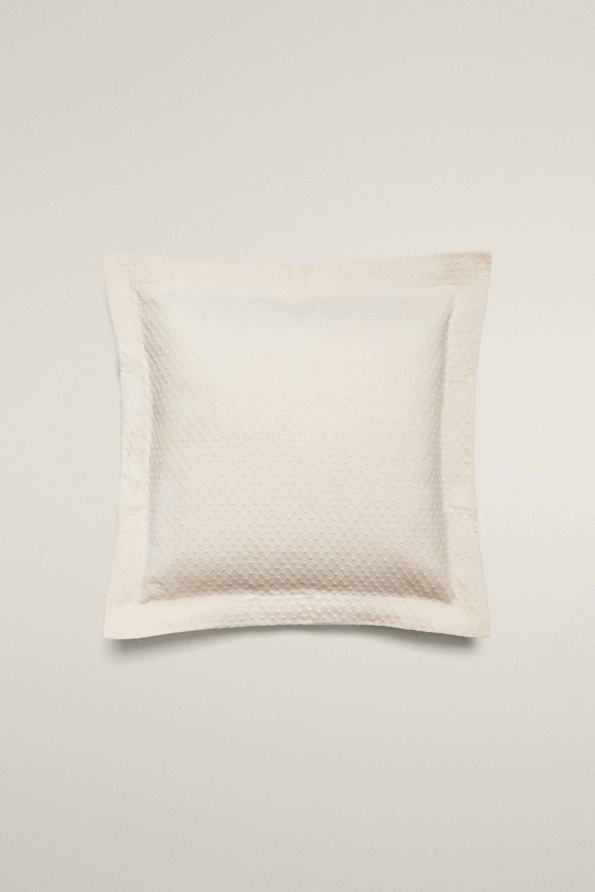 THROW PILLOW COVER WITH POLKA DOT DESIGN
