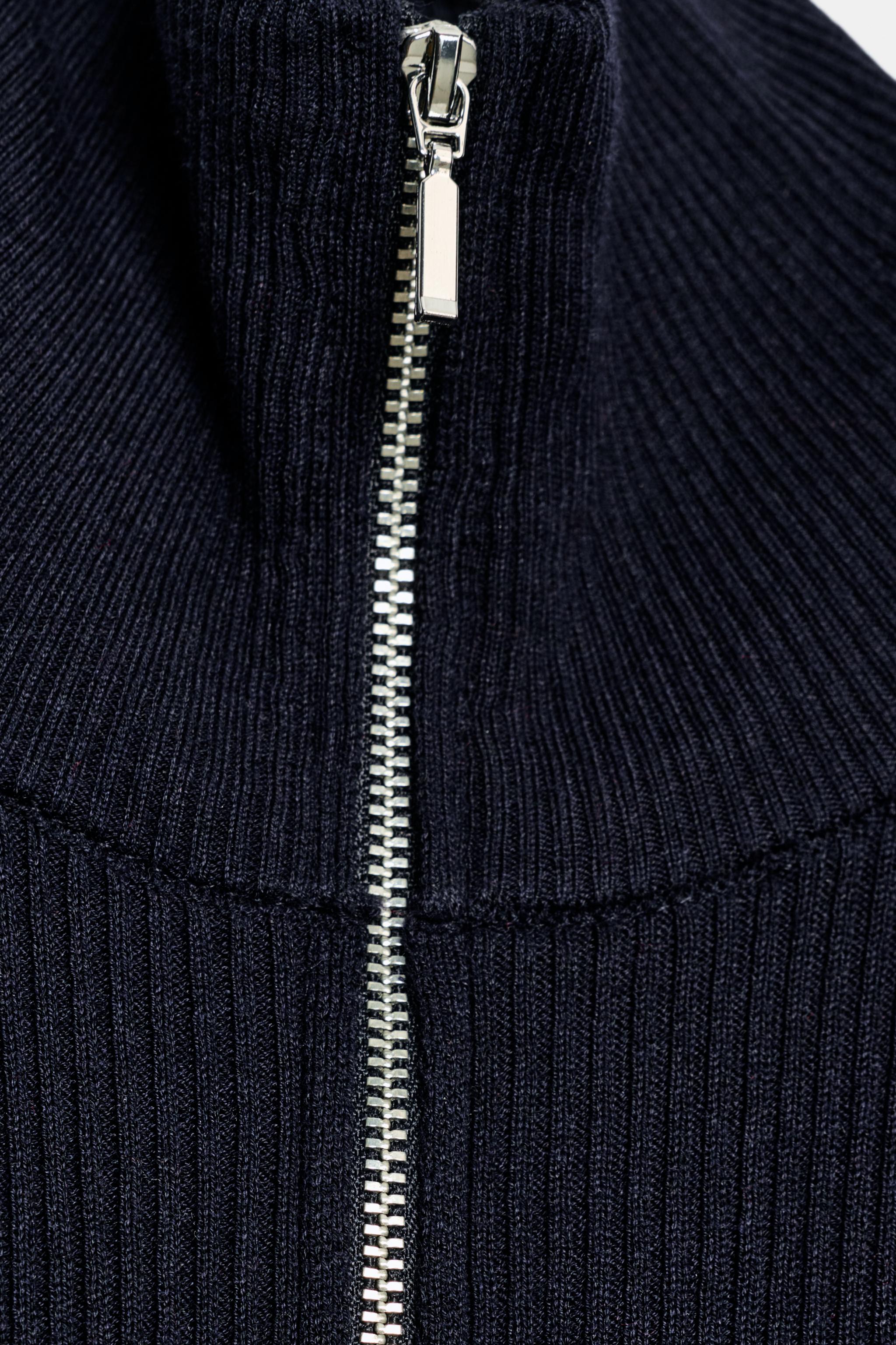 GILET CINTRÉ EN MAILLE CÔTELÉE
