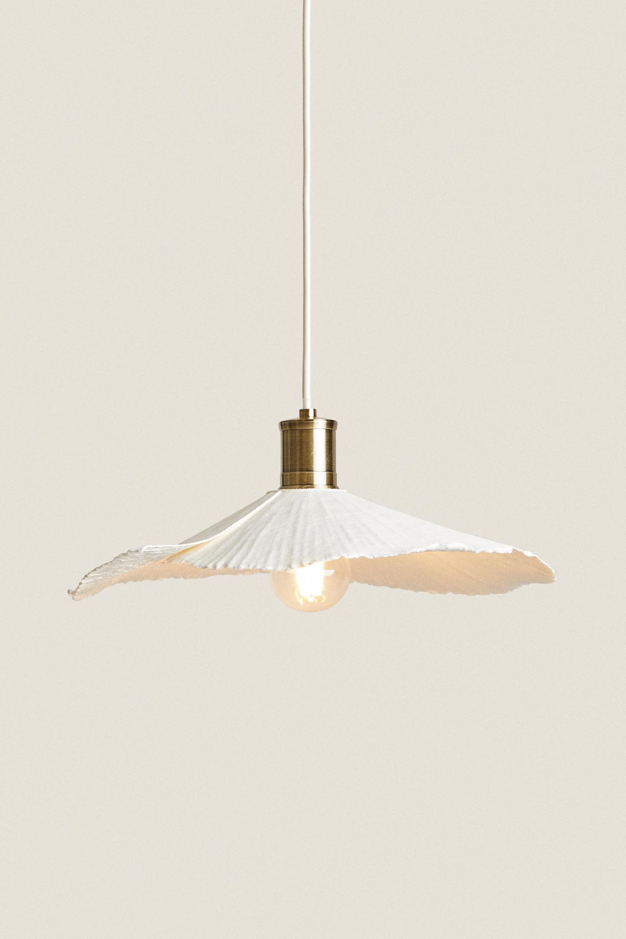 SMALL FLOWER CEILING LAMP — Oyster-white