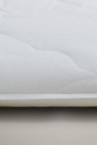 KIDS’ SOFT-TOUCH QUILTED FIBRE PILLOW - Oyster-white by Zara