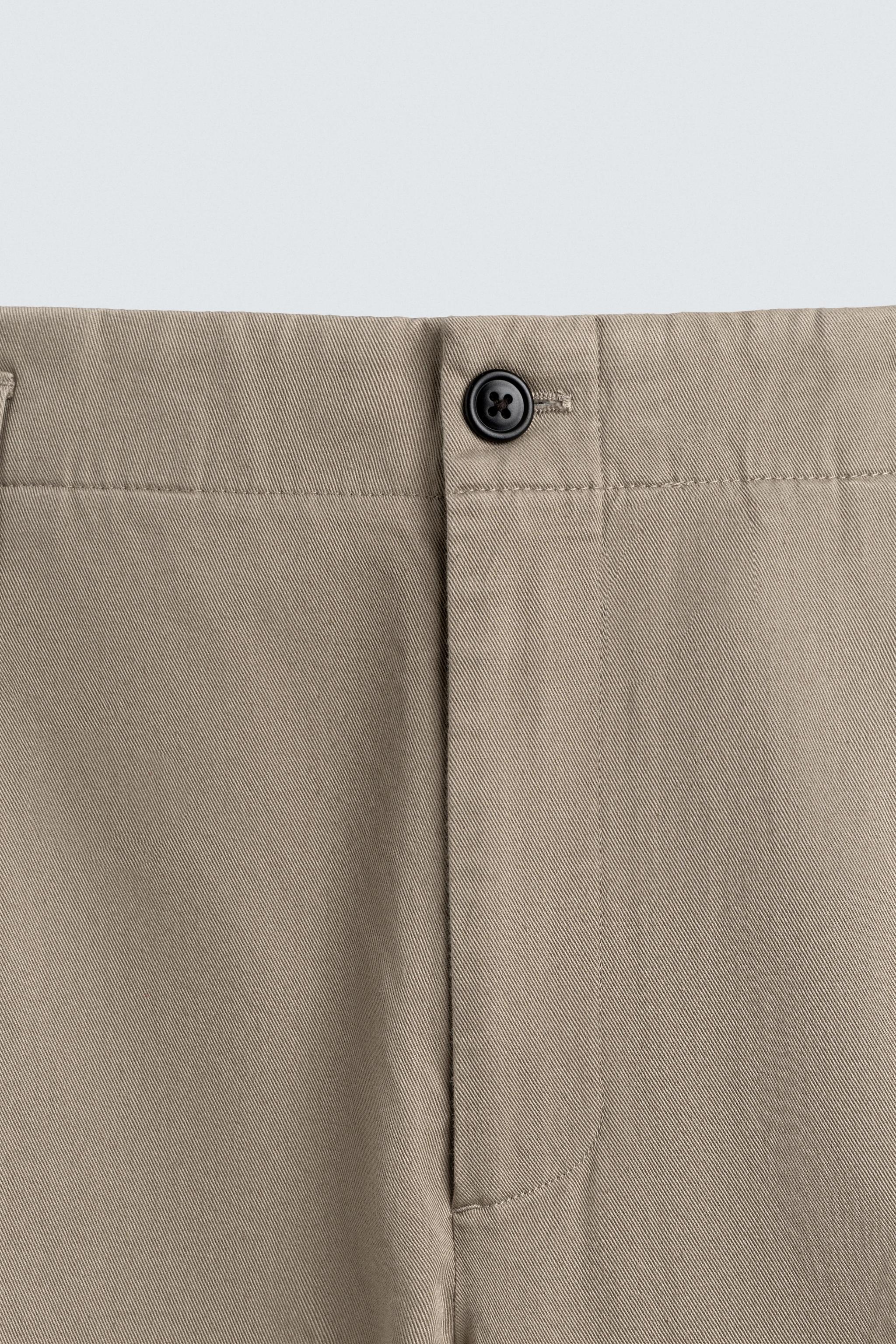 PANTALON CHINO À PLIS