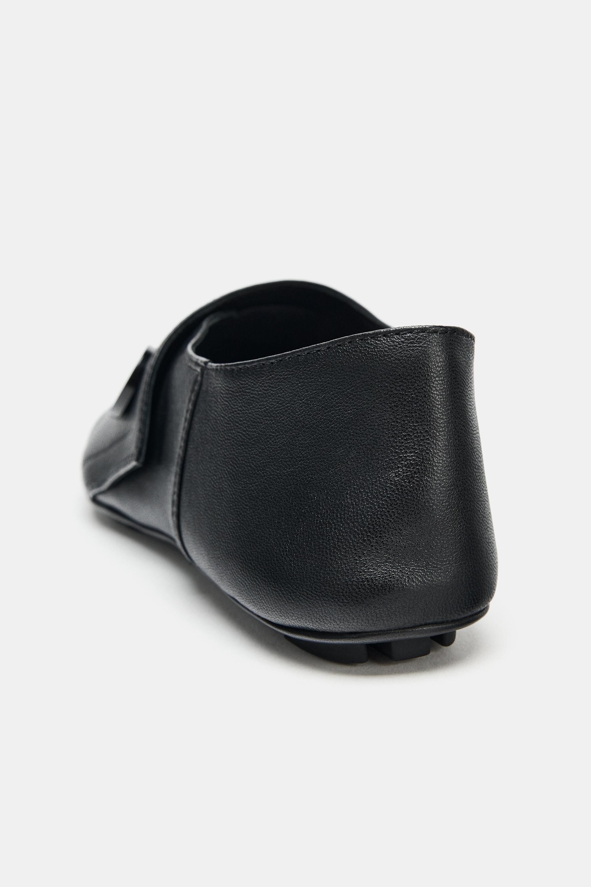 CHAUSSURES PLATES EN CUIR À BOUTON