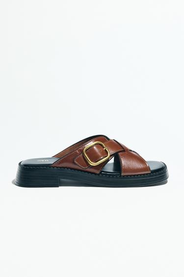 SANDALIA CRUZADA PIEL HEBILLA - Marrón de Zara
