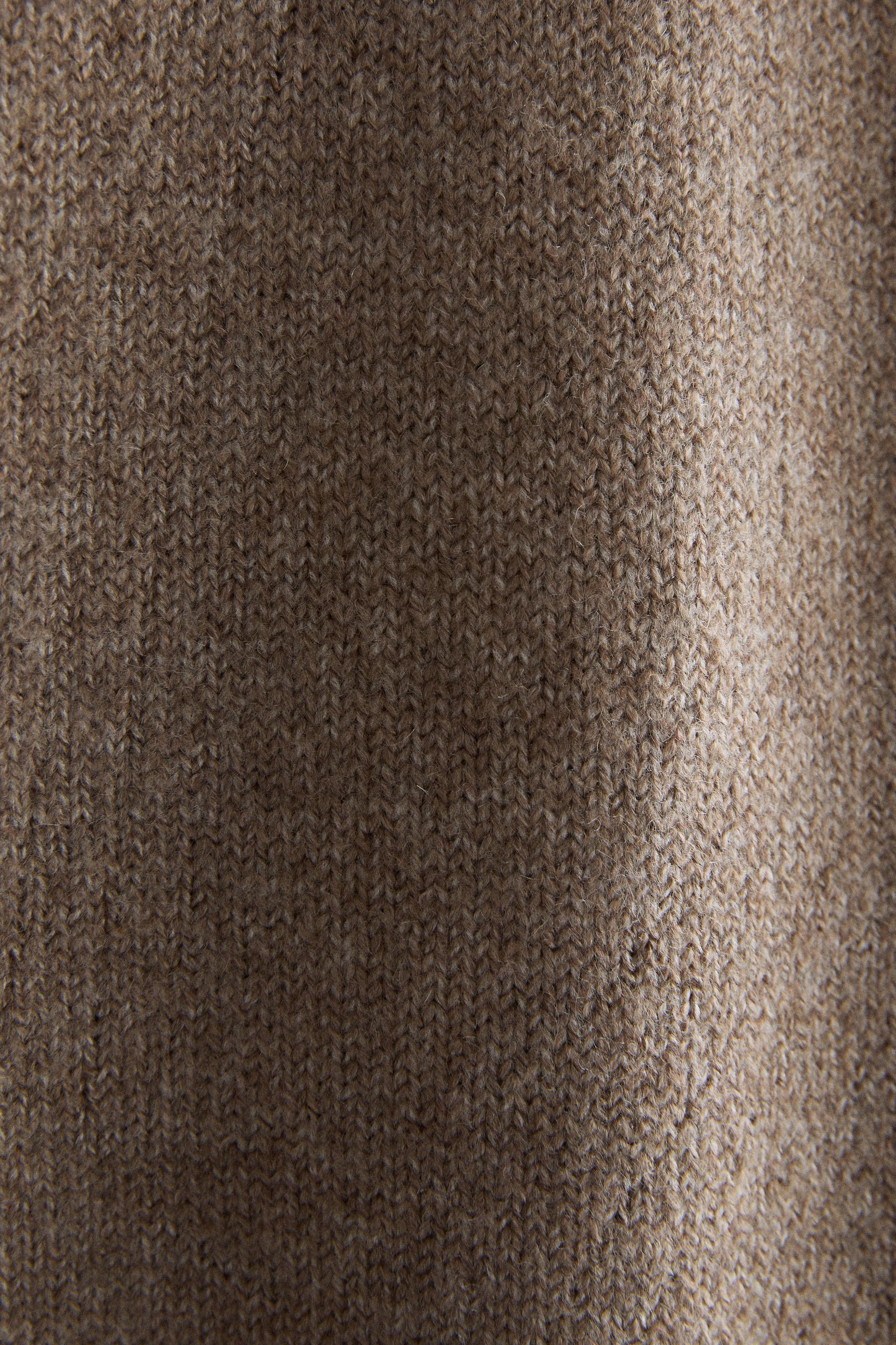 ROUND NECK SWEATER