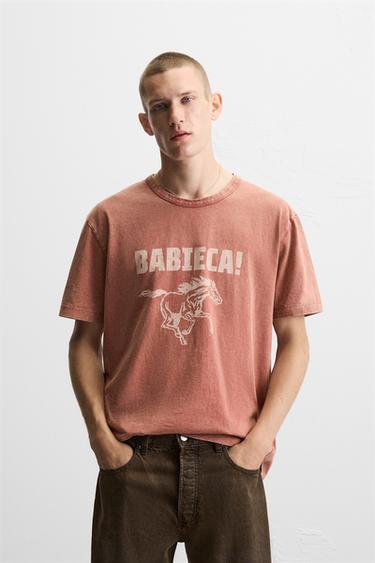 T-SHIRT MIT GUITARRICADELAFUENTE-GRAFIK - Kupferfarben von Zara