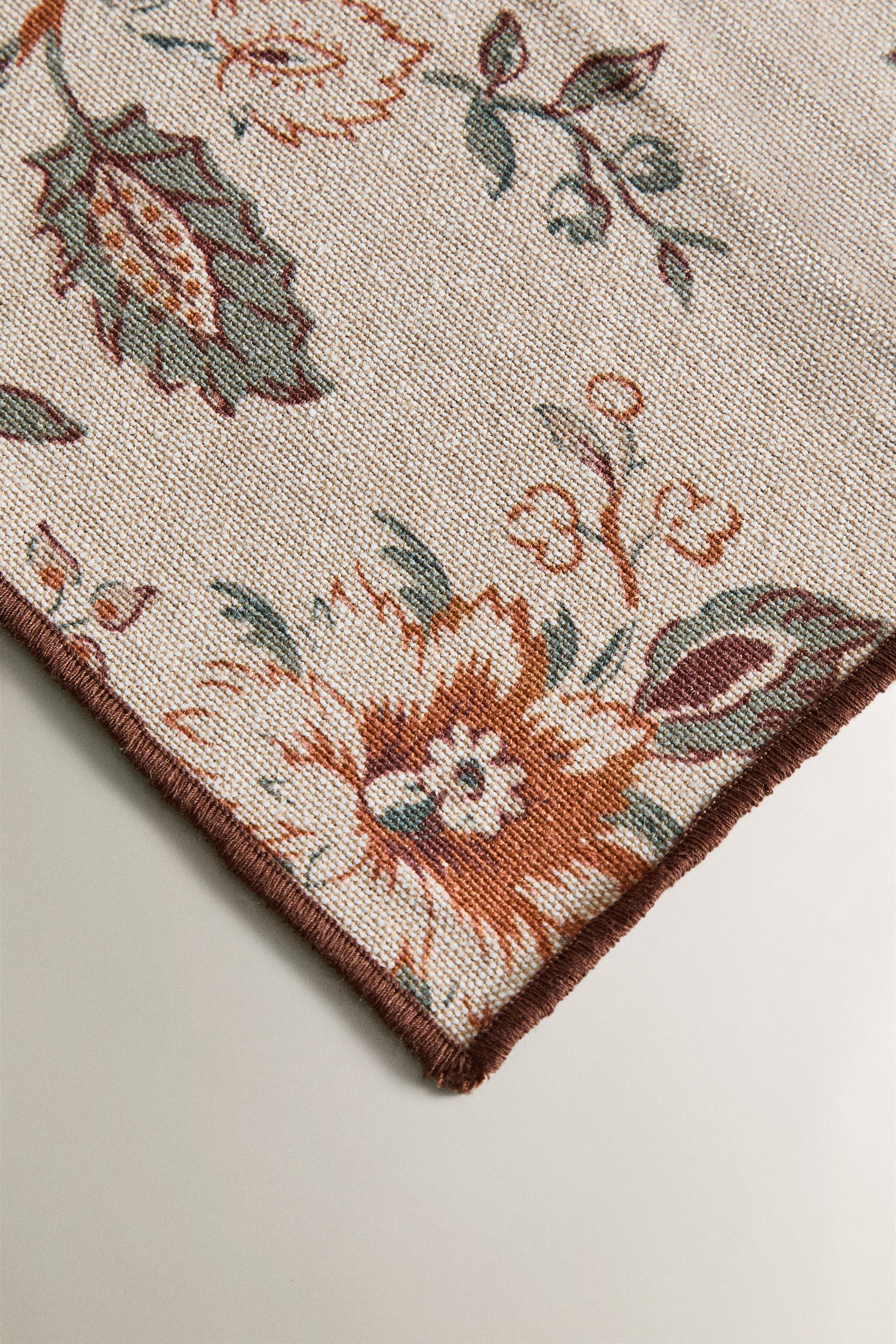 LOT DE SERVIETTES DE TABLE IMPRIMÉ FLEURS ET SURPIQÛRE (LOT DE 2)