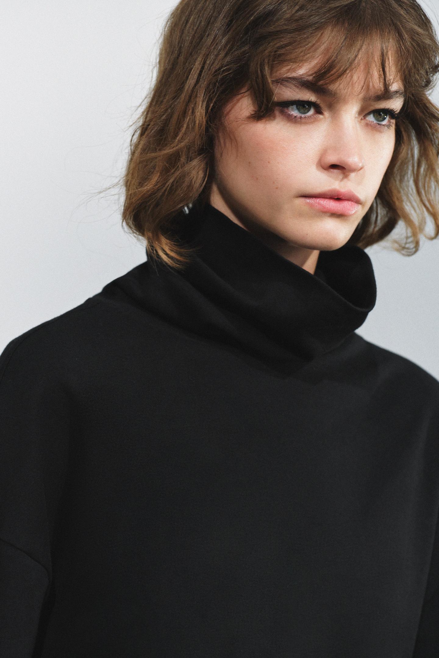 Женская футболка Zara Interlock High Neck, цвет: Чёрный — фото 2