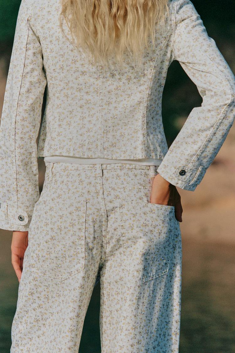 Chaqueta vaquera con estampado floral TRF 7