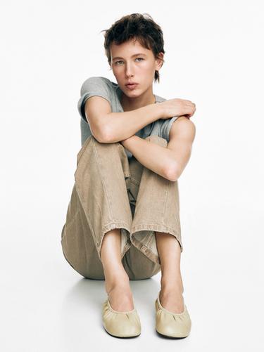 Ballerine froncée en cuir souple - Jaune vanille de Zara