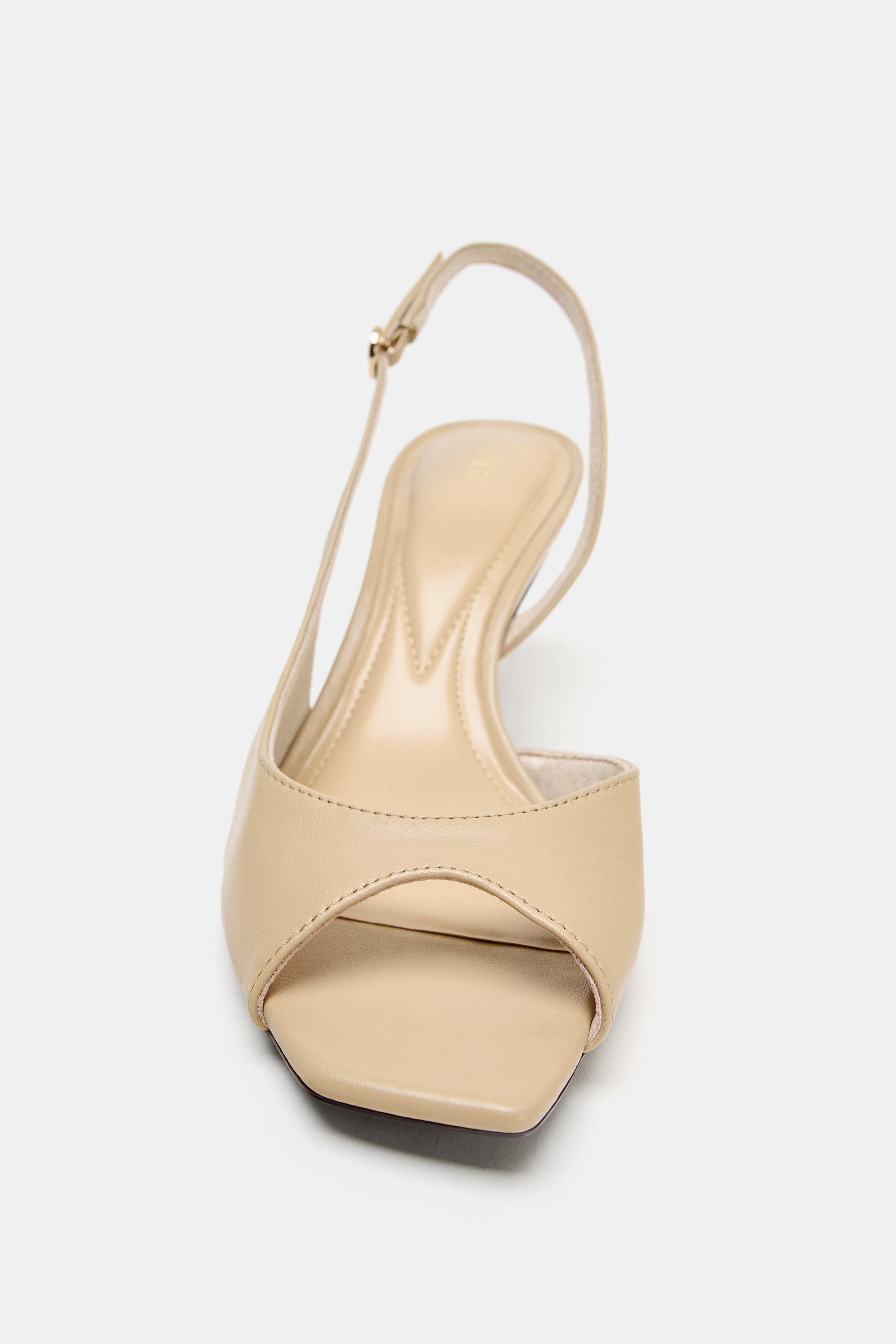 SANDALES À TALONS ASYMÉTRIQUES