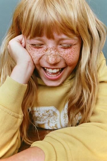 Zara NUMBER HOODED SWEATSHIRT - Mustard