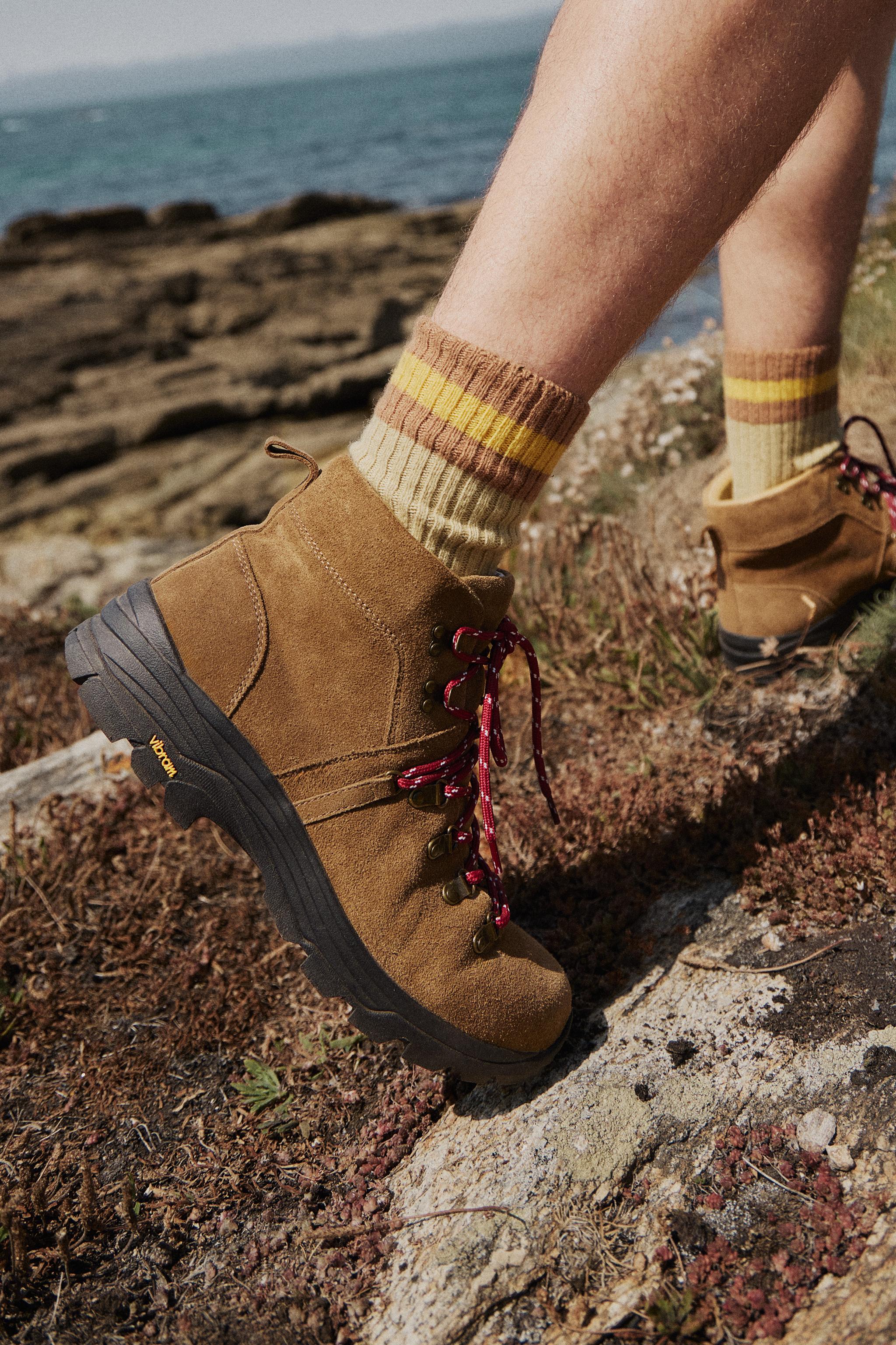 LEATHER HIKING BOOTS — Brown