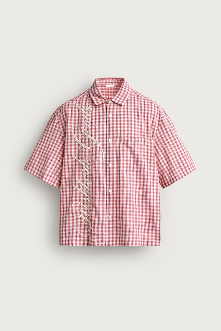 CAMISA A CUADROS CORTE RELAJADO CON TEXTO BORDADO 6