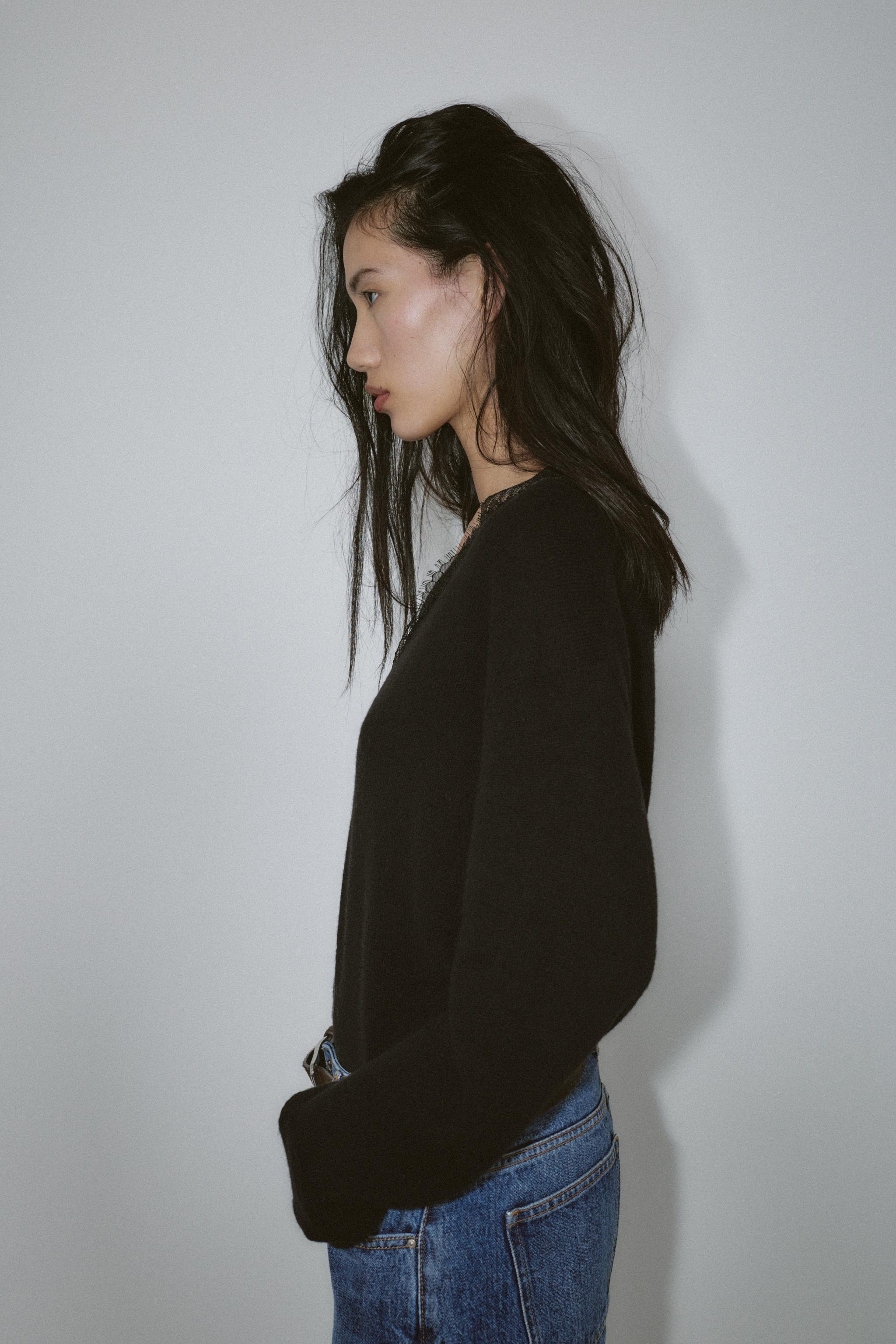 PULL EN MAILLE AVEC DENTELLE