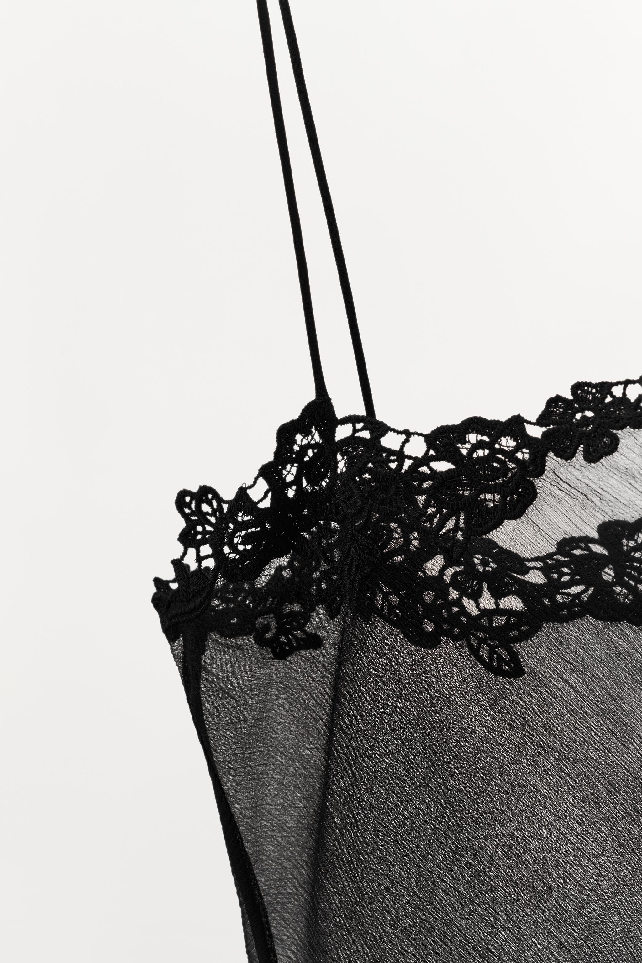 TOP EN CRÊPE GEORGETTE BRODÉ