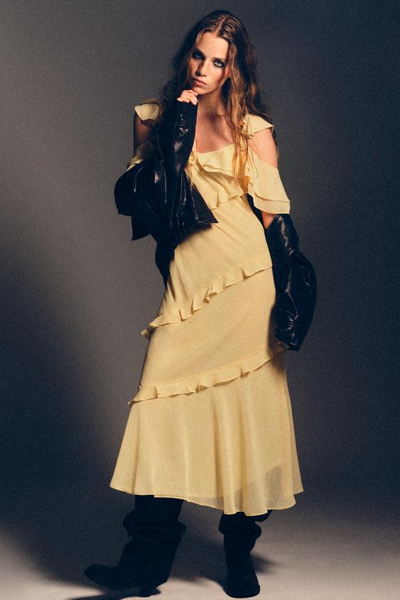 ROBE EN MATIÈRES VARIÉES À VOLANTS