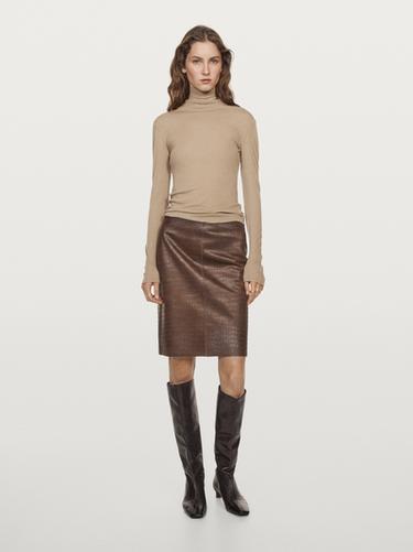 Falda corta piel efecto cocodrilo - Marrón de Zara