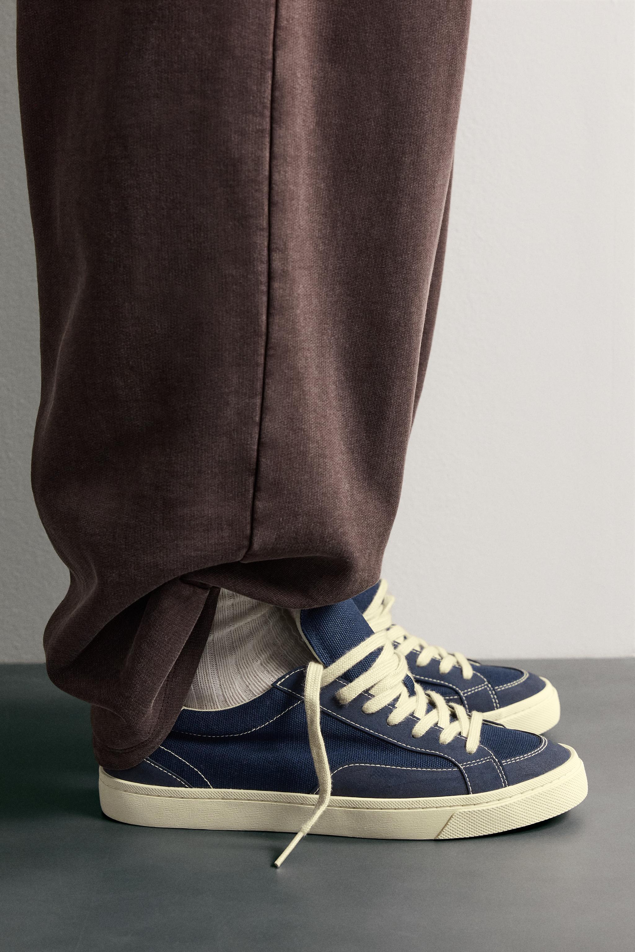 RETRO-STYLE SNEAKERS