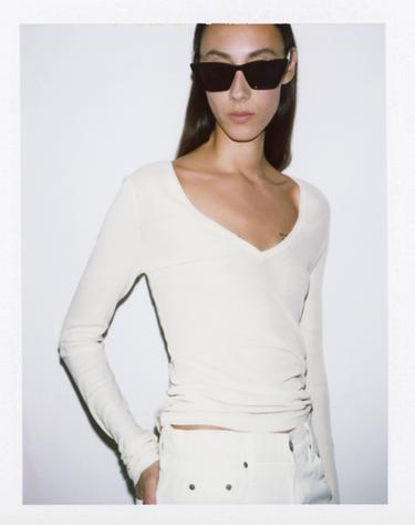 تيشرت بفتحة رقبة على شكل V - أبيض مكسور by Zara