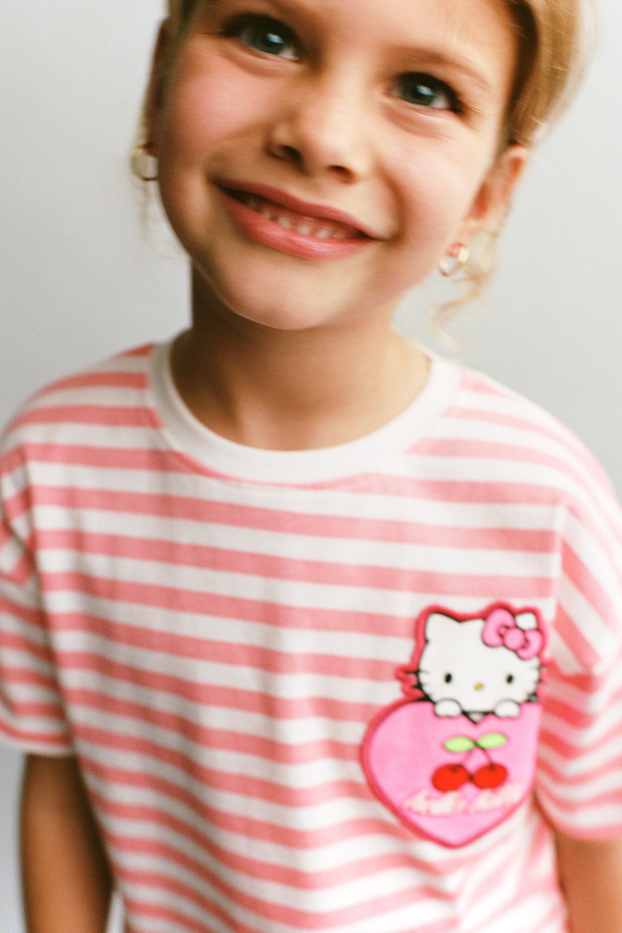 HELLO KITTY © SANRIO STRIPED PRINT AND PATCH T-SHIRT