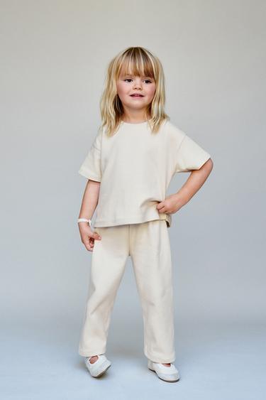 بنطلون wide leg بشريط خصر مرن. تفصيل تطريز في الخلف. نسيج 90% من القطن. - بيج الخاص بـ Zara