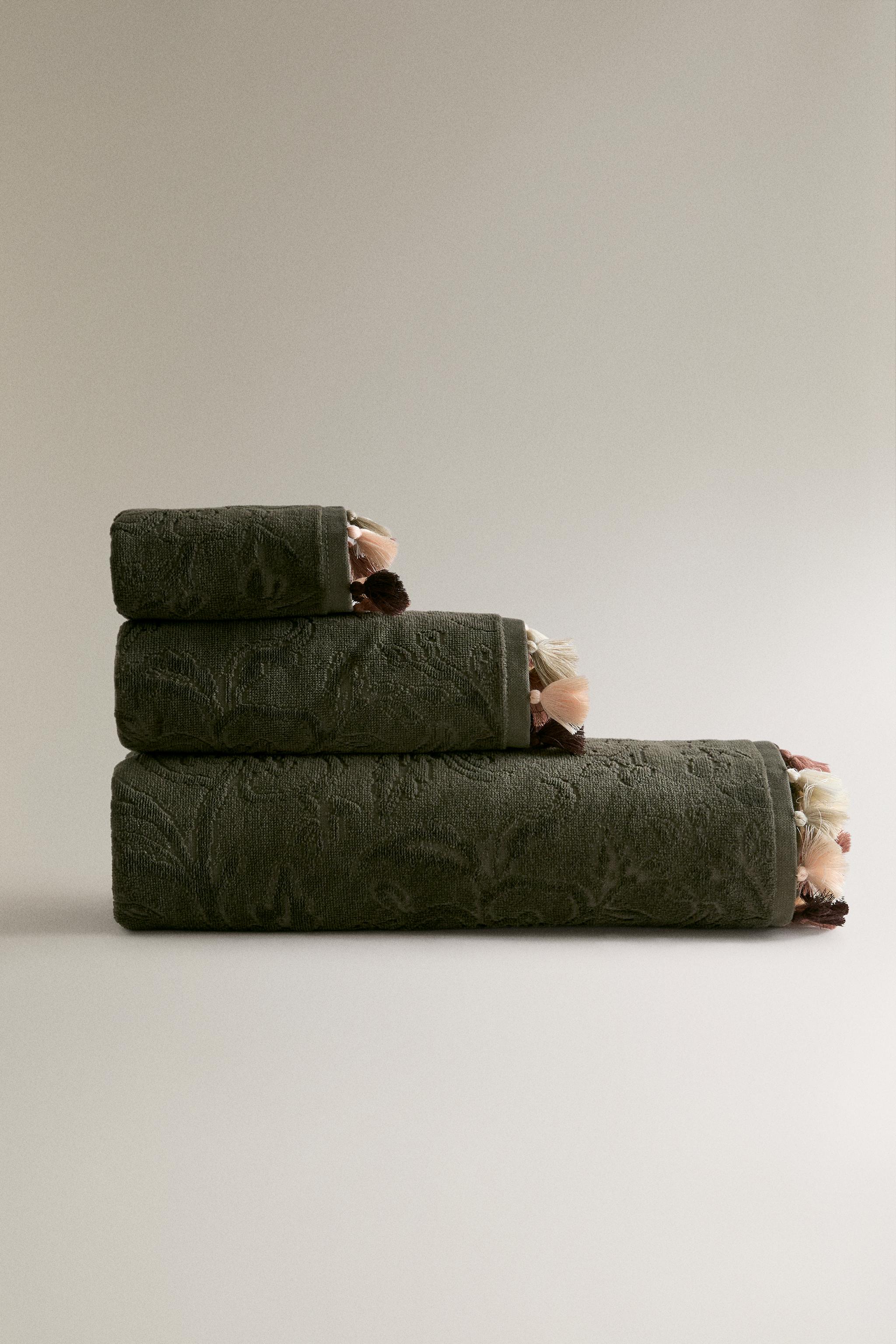 JACQUARD POMPOM BATH TOWEL