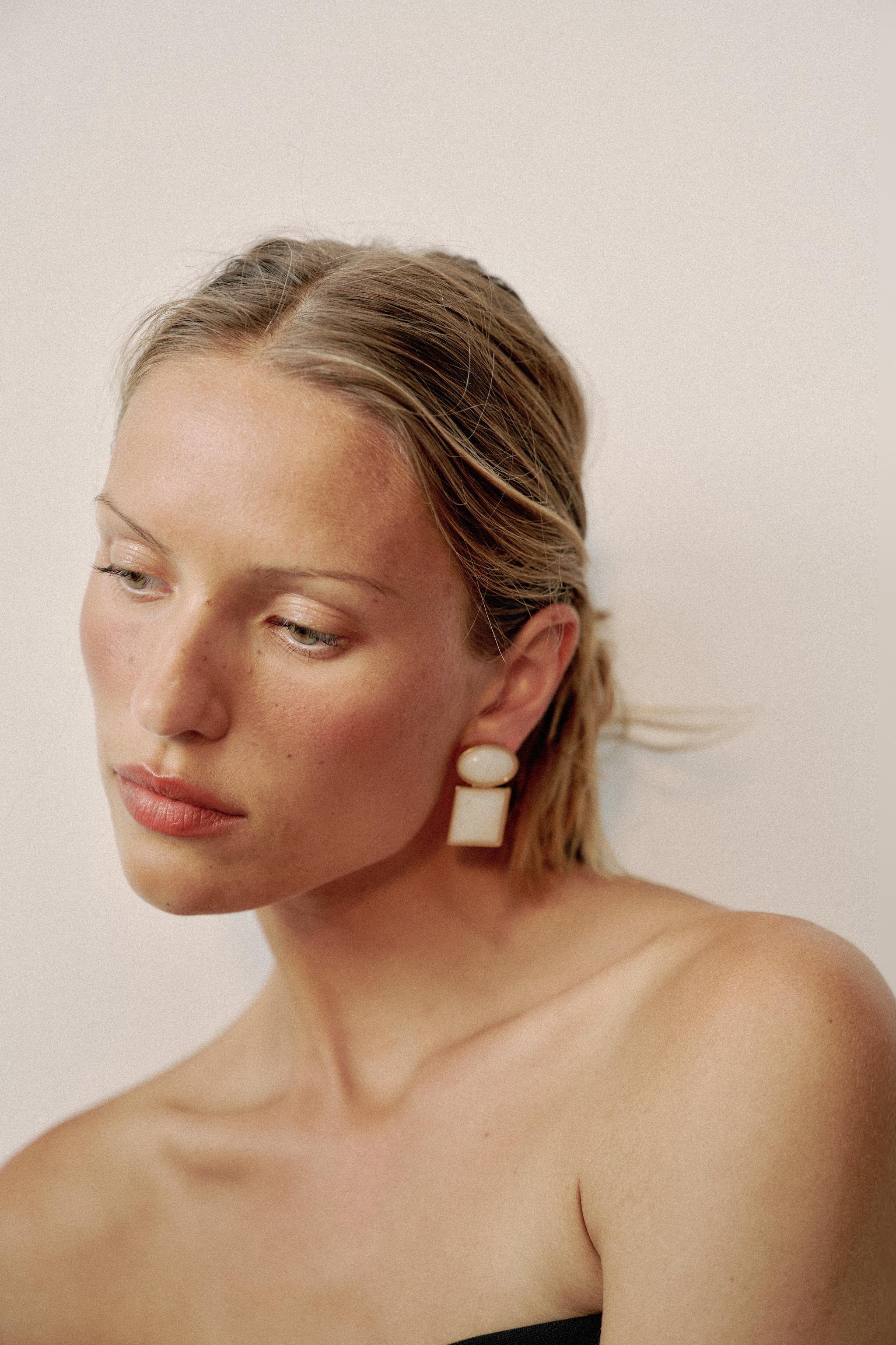 GEOMETRIC RESIN EARRINGS — Golden