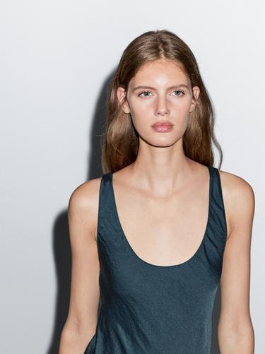 Vestido satinado cuello redondo - 567 de Zara