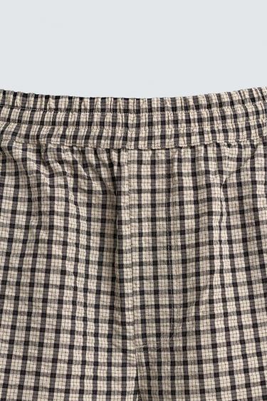 SHORT À CARREAUX TEXTURÉ - Noir de Zara - Image 7