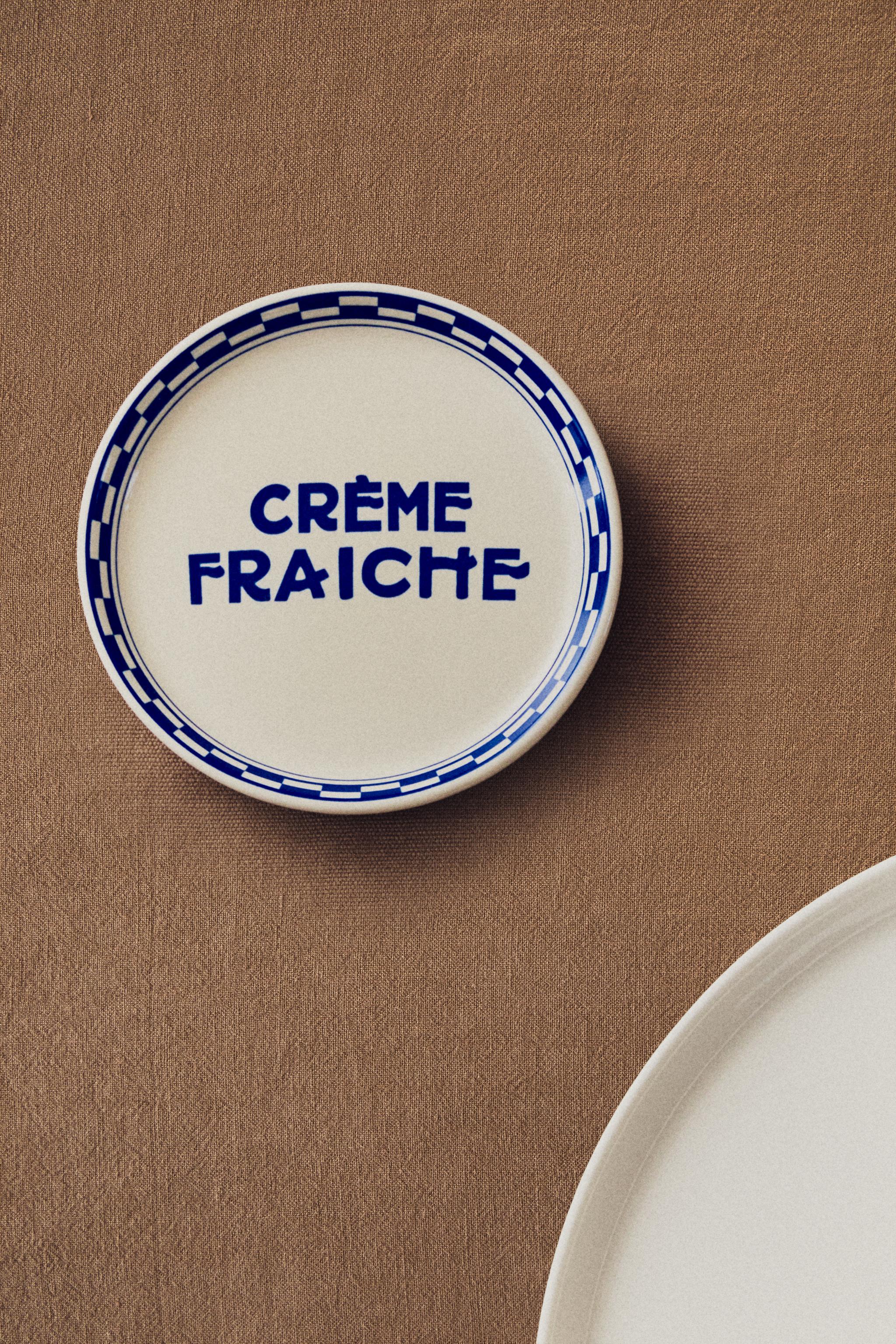 CERAMIC PLATE WITH CRÈME FRAICHE SLOGAN