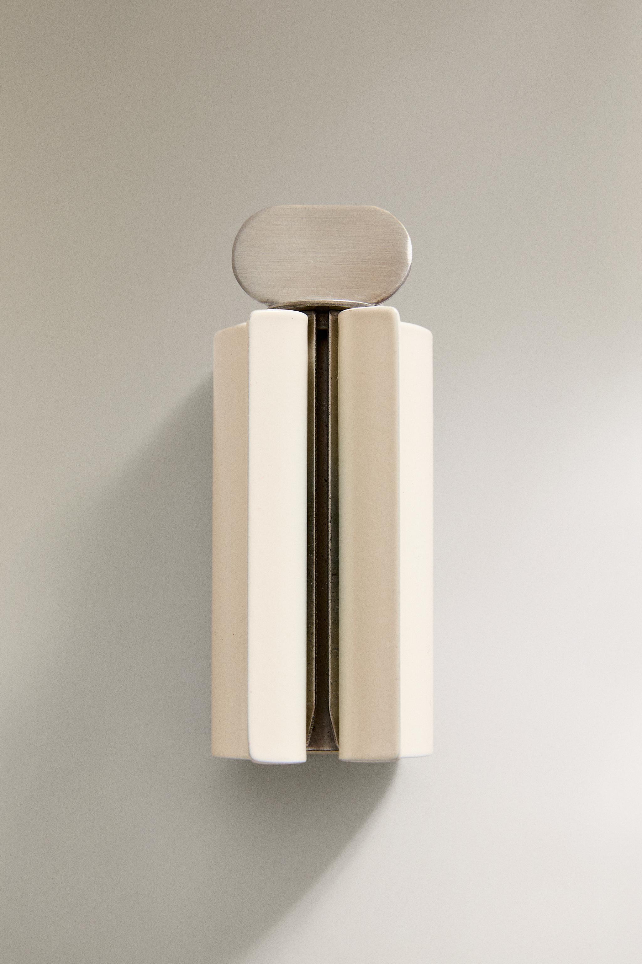 TOOTHPASTE DISPENSER