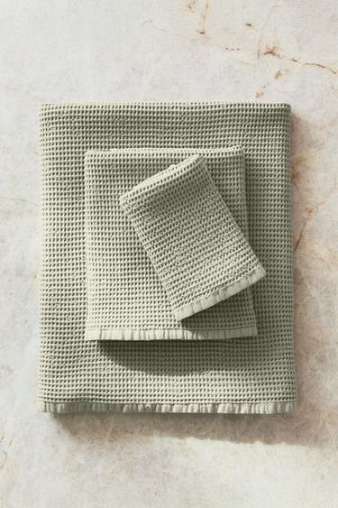 MINI WAFFLE-TEXTURE BATH TOWEL - Mid-green by Zara