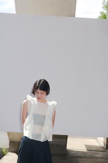 フリル セミシースルーブラウスエクリュZaraのフリル セミシースルーブラウス - エクリュ