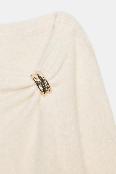 PULL EN MAILLE AVEC FERMOIR - Écru de Zara - Image 7
