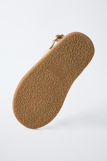 SANDALES DÉTAIL - Marron sable de Zara - Image 5