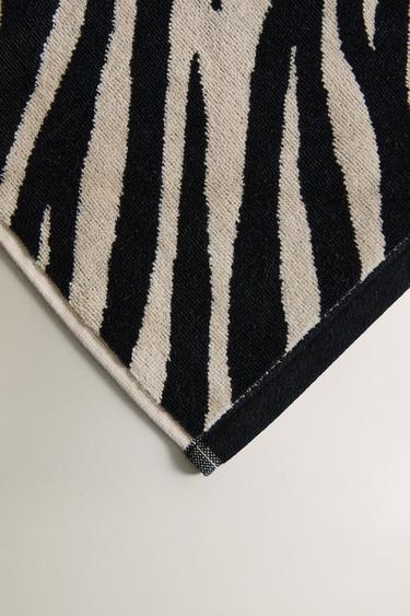SERVIETTE DE BAIN VELOURS IMPRIMÉ ANIMAL - Sable / Noir de Zara - Image 2