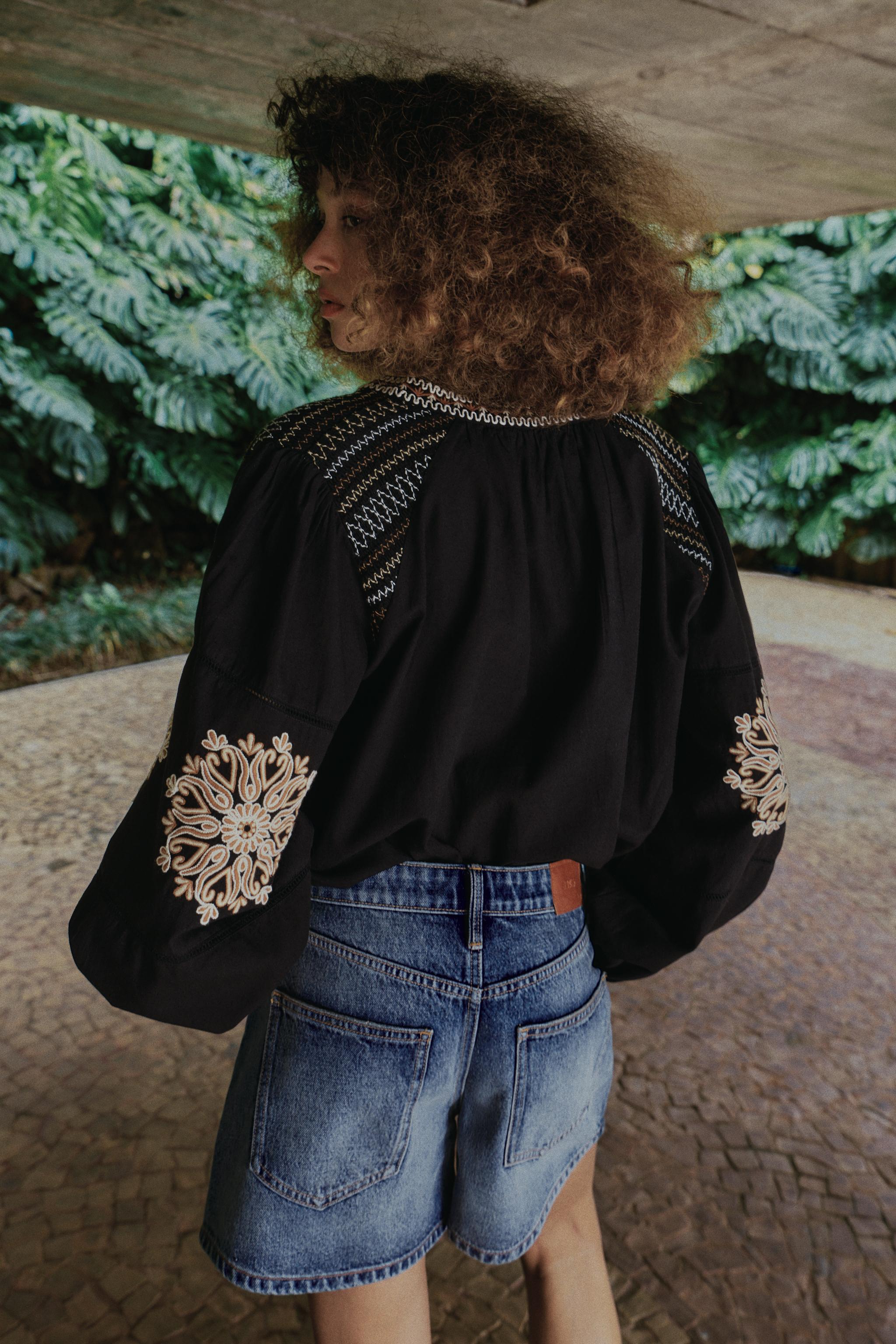 ZARA　フラワー刺繍入りシャツ　Sサイズ　ブラック ZARA - ZARA フラワー刺繍入りシャツ Sサイズ ブラックの通販 by