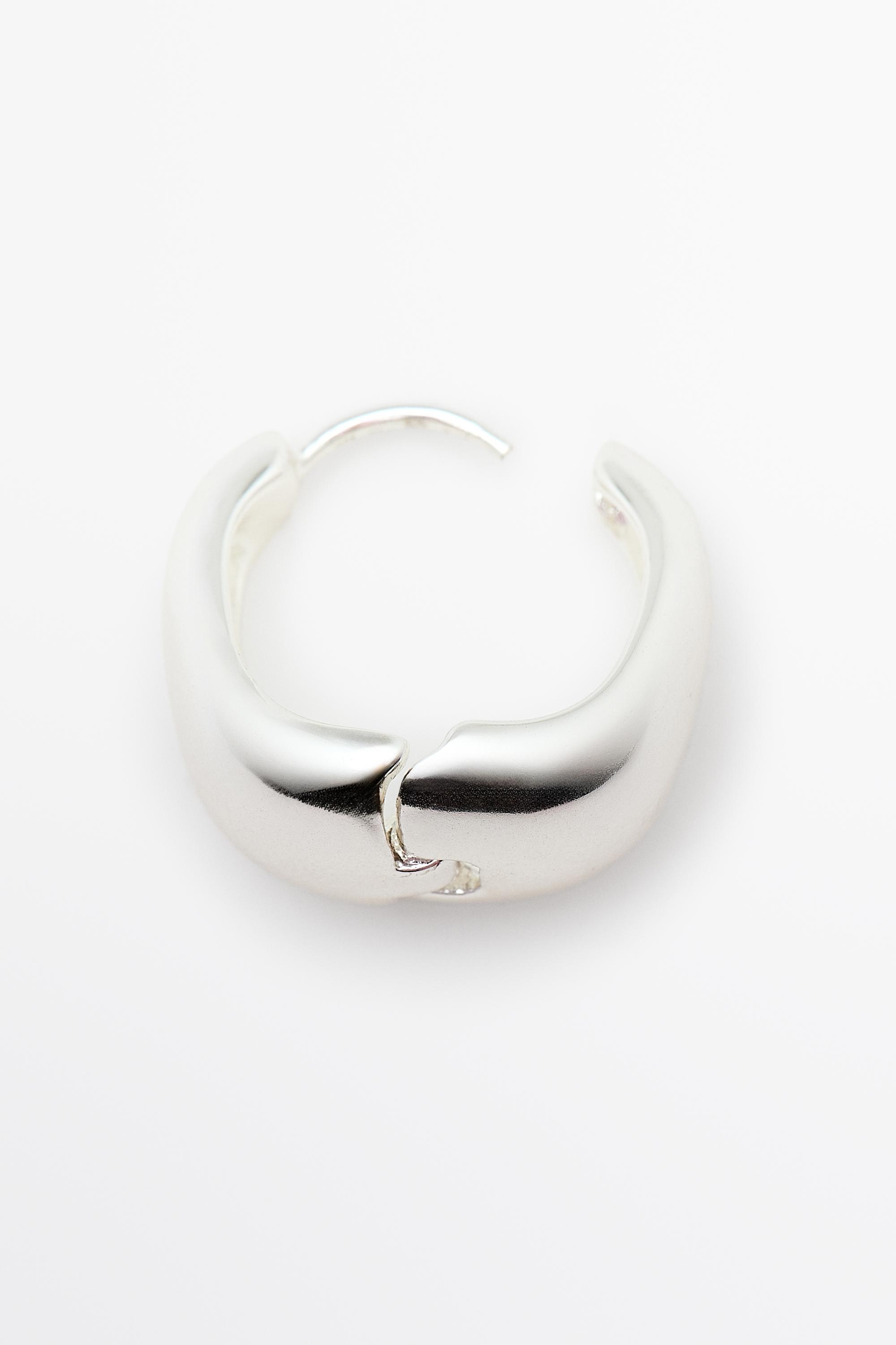 Voluminous earrings