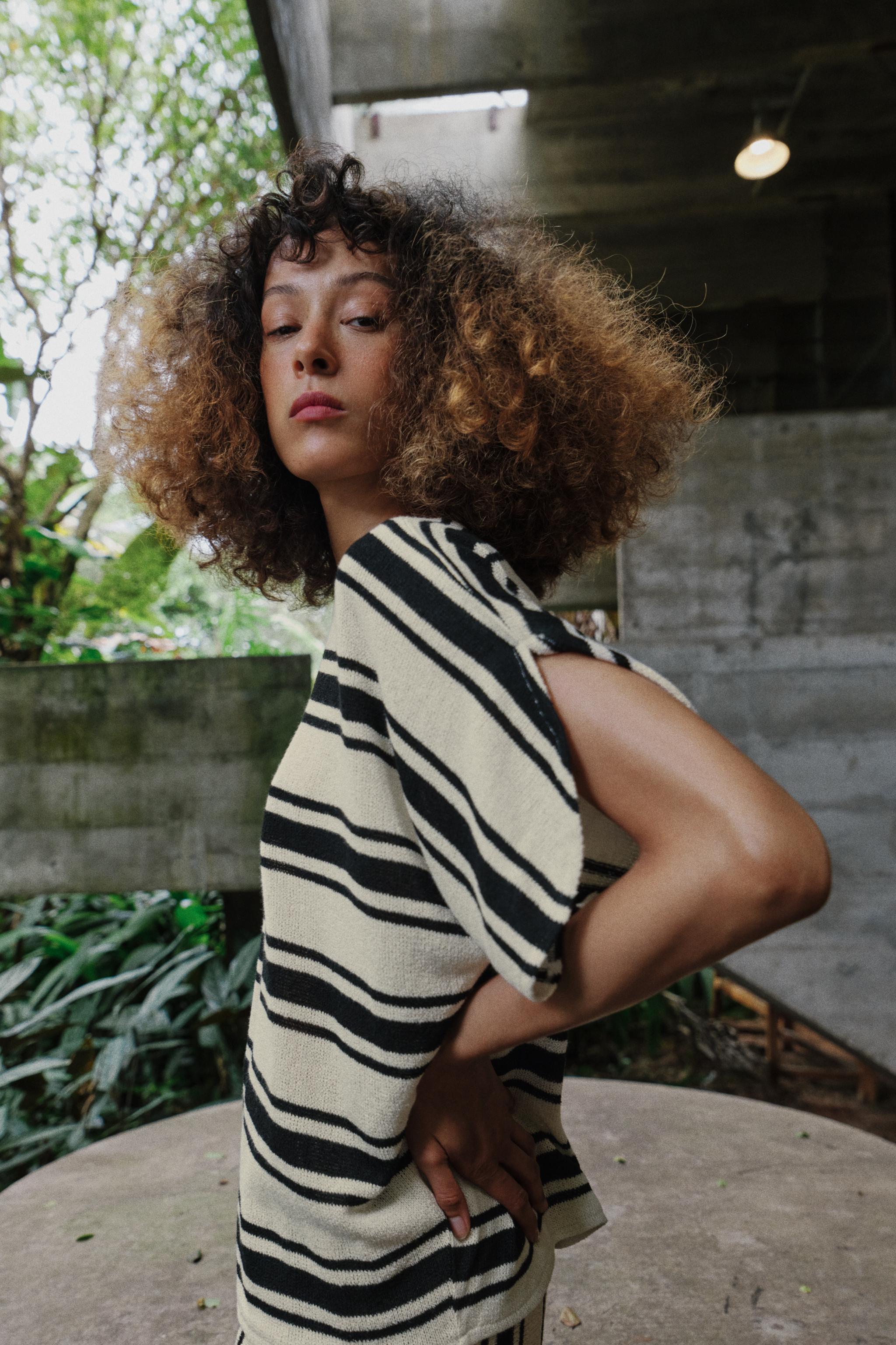 RUSTIC CAPE SLEEVE TOP