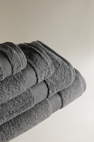 PREMIUM COTTON BATH TOWEL (600 GXM²) - Dark grey by Zara - Image 1