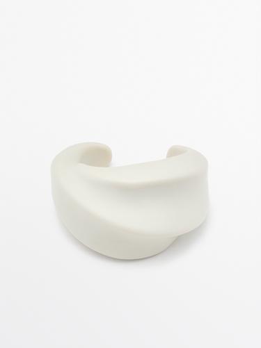 Bracelet large moulé - Écru de Zara