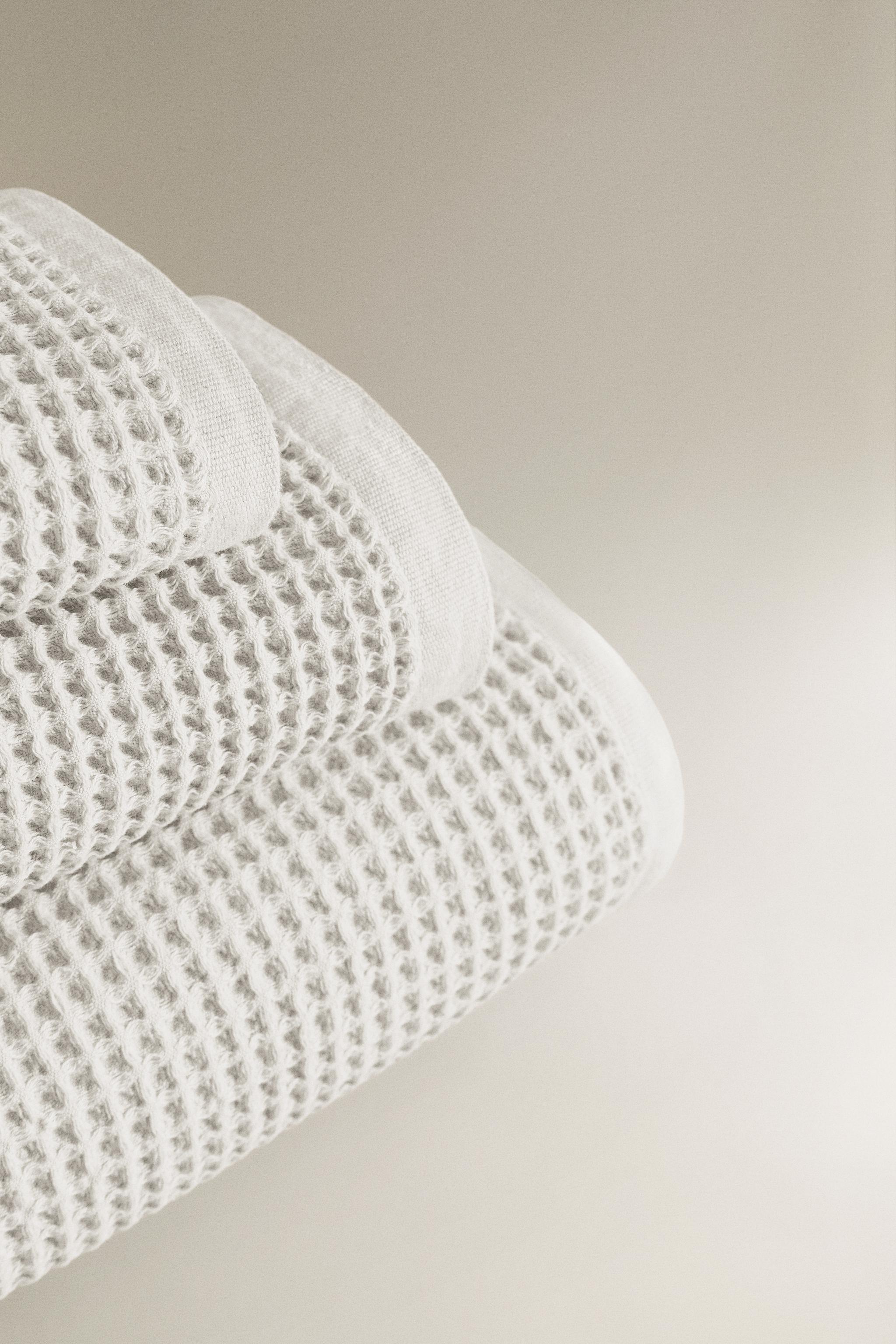 WAFFLE COTTON BATH TOWEL — White