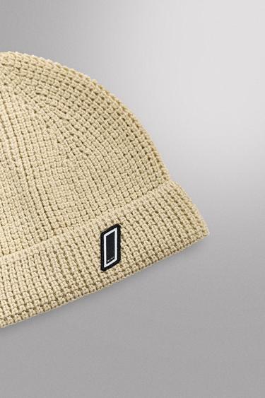 BONNET EN MAILLE TEXTURÉE WAFFLE - Sable de Zara - Image 1