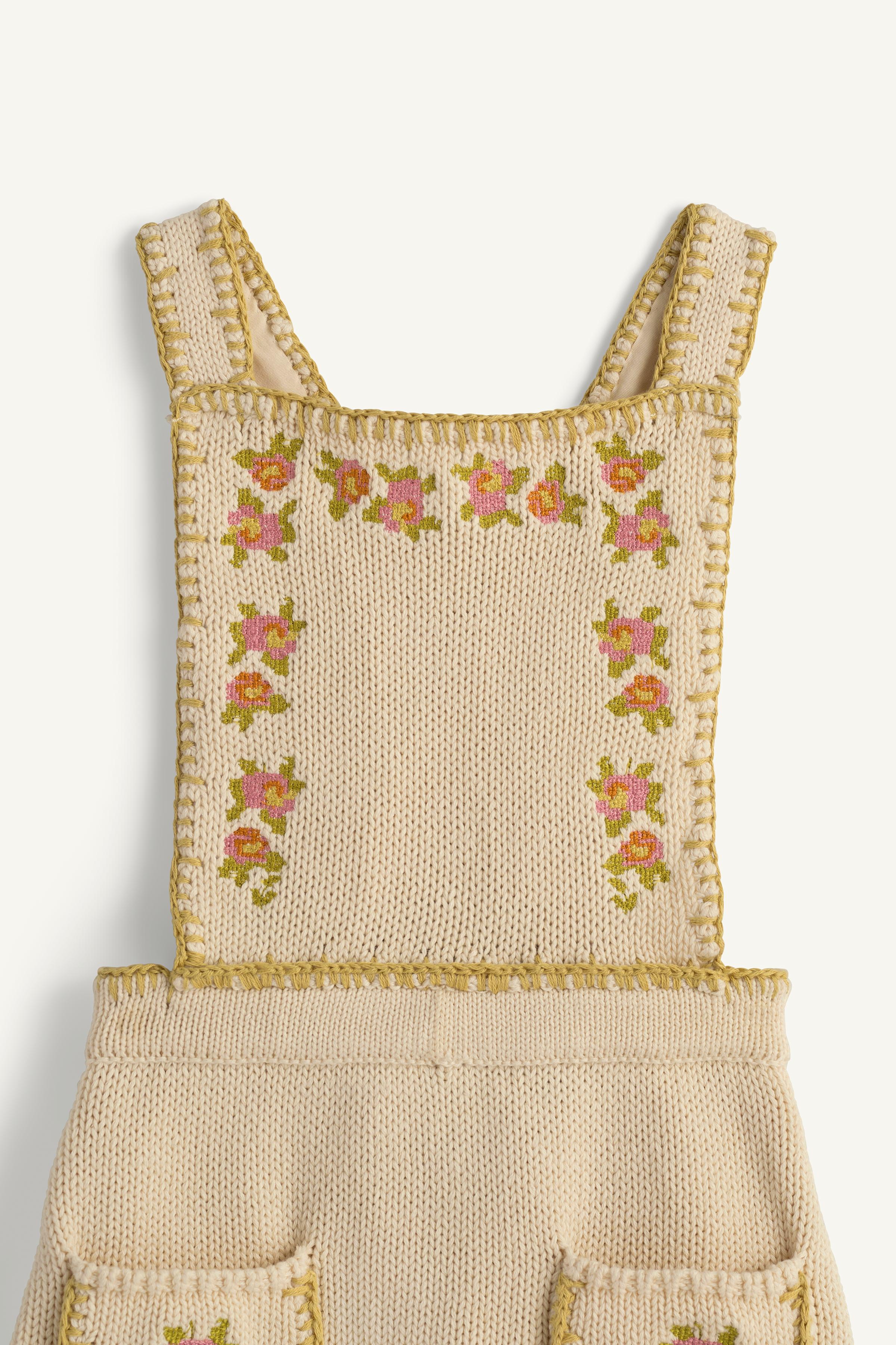 ROBE-SALOPETTE EN MAILLE À FLEURS BRODÉES AU POINT DE CROIX ÉDITION LIMITÉE
