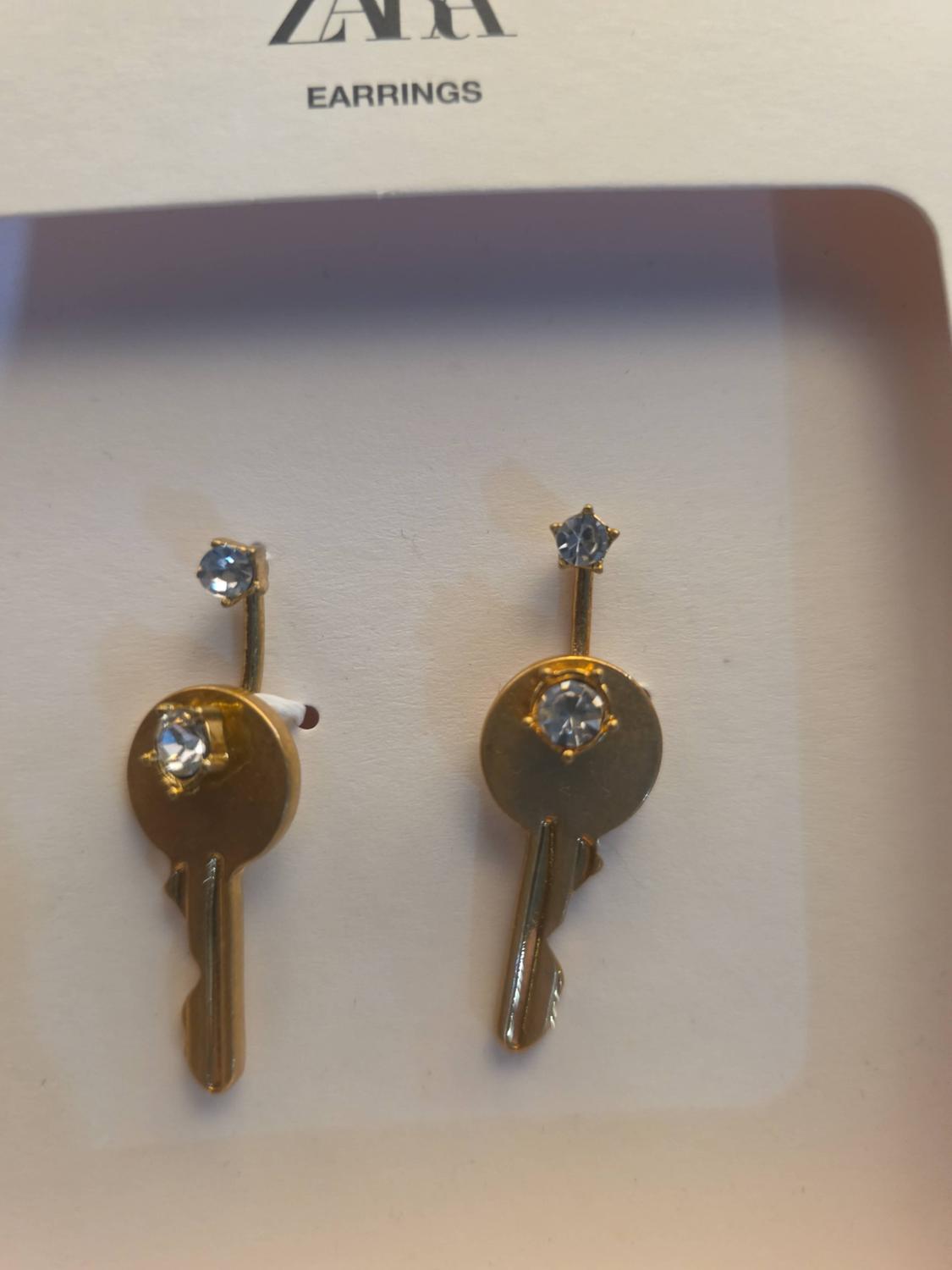 RHINESTONE KEY EARRINGS - Image 3