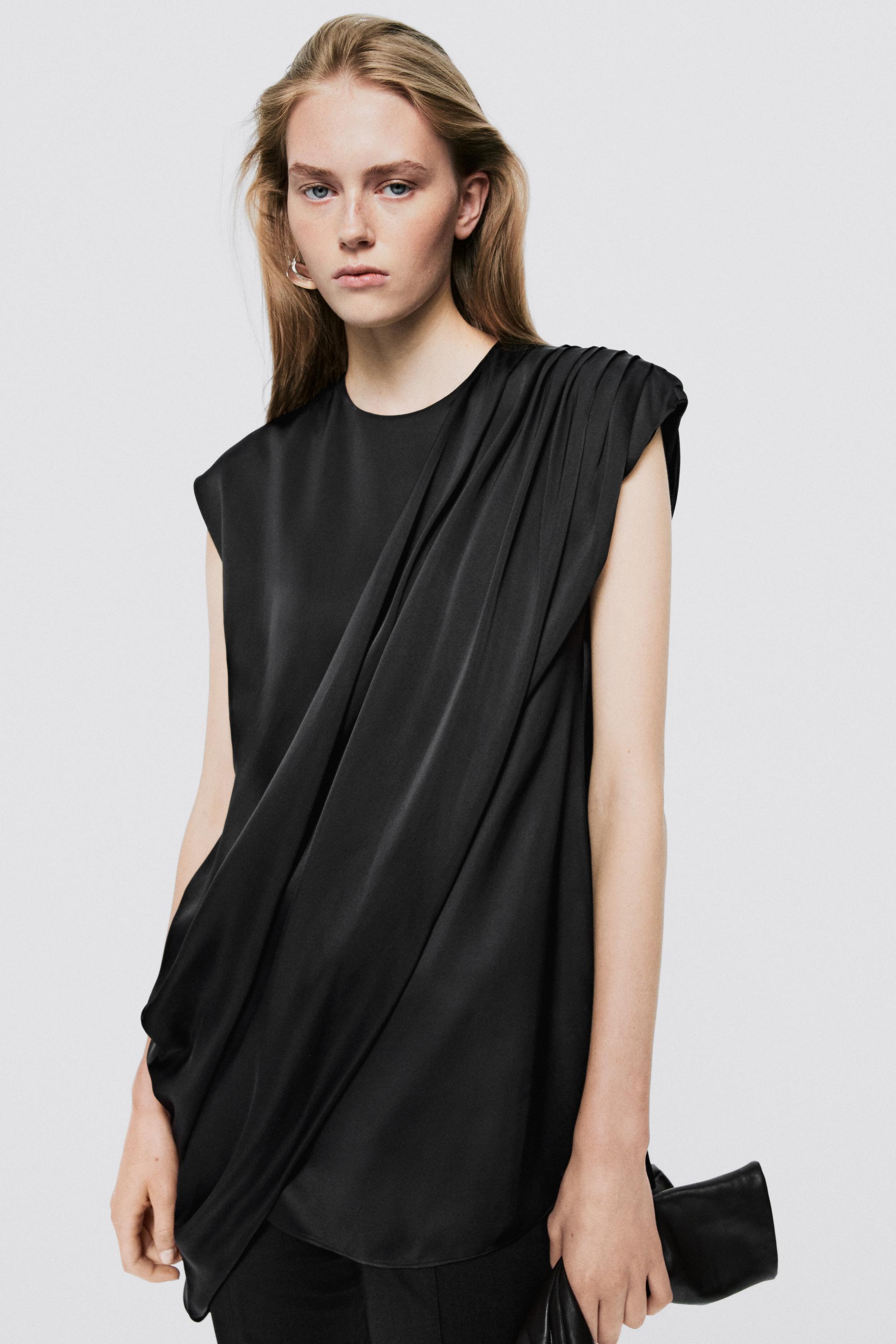 Top fluide asymétrique avec détails froncés – LIMITED EDITION
