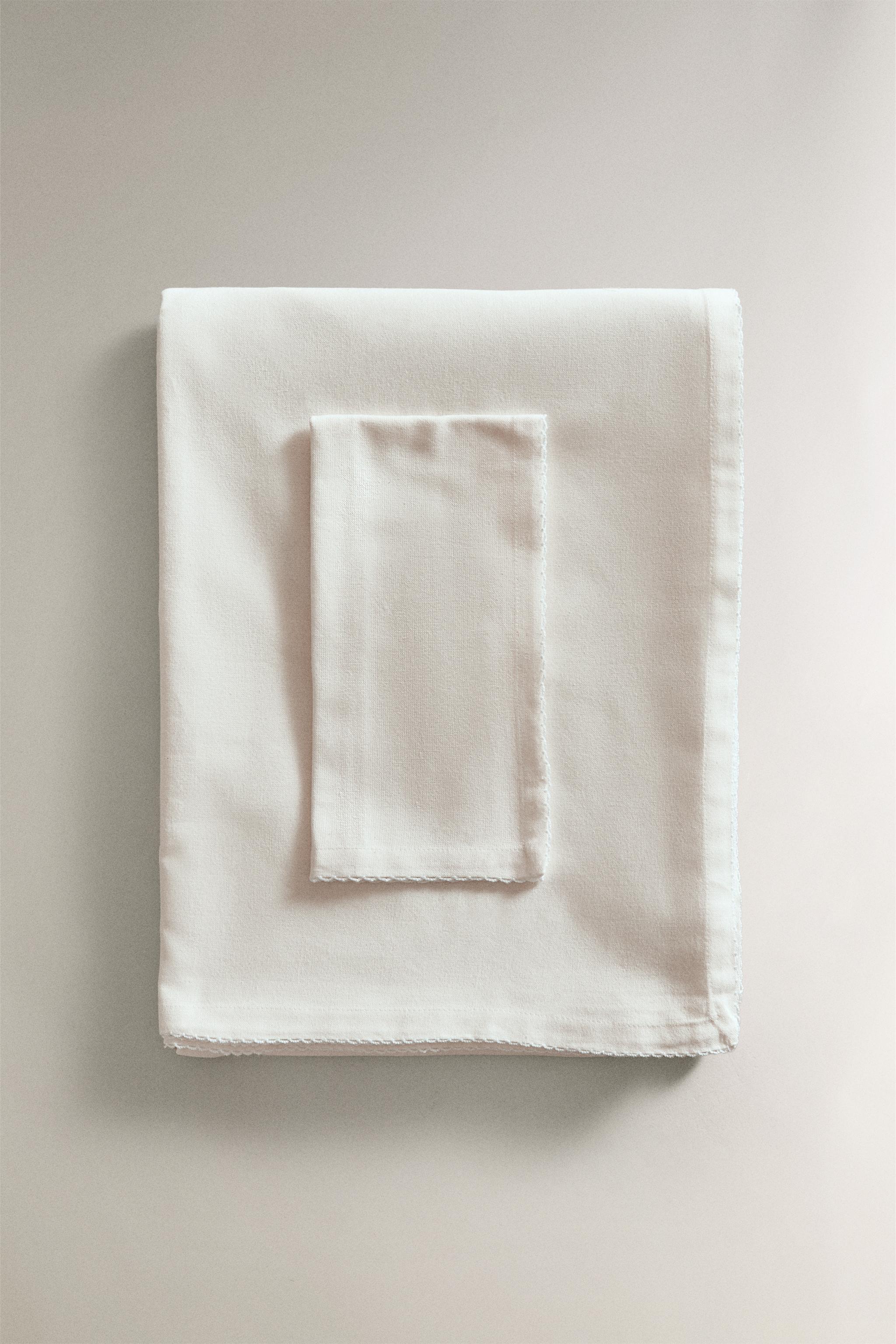 SCALLOPED PLAIN TABLECLOTH — White