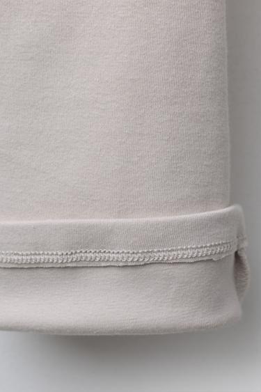 PANTALON EN MOLLETON FLARE À INSCRIPTION EN RELIEF - Beige clair de Zara - Image 3