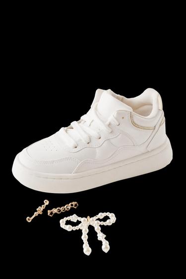 HOHER SNEAKER MIT SCHMUCK - Weiß von Zara